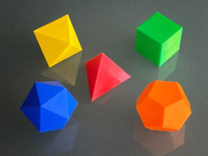 Todos los poliedros de colores